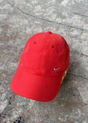 Кепка nike червоного кольору