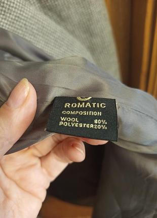 Пальто жіноче з капюшоном, р.m 6
