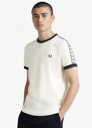 Футболка з лампасами fred perry logo taped ringert-shirt