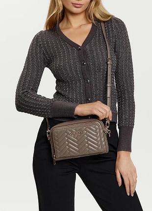 Сумка guess з брелком в комплектi.