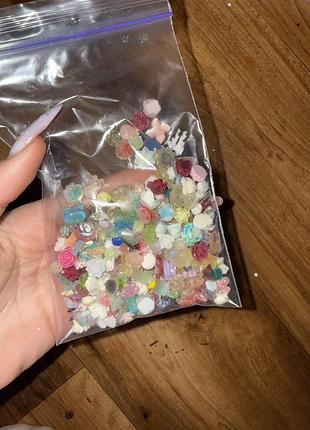 Продаю великий комплект різноманітного декору та матеріалів для манікюру. чудово підійде як для майстра, так і для домашнього використання,усе б/в