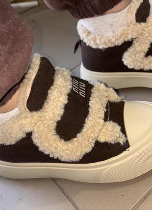 Черевики/ уггі / кеди жіночі miu miu коричневі з молочним хутром