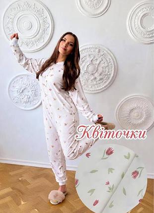 Піжама жіноча кігурумі котон квіточки з змійкою на попі і на грудях, біла
