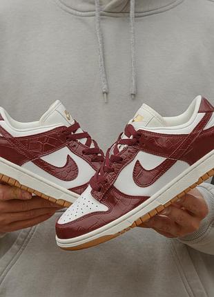 Кроссовки женские nike sb dunk burgundy croc