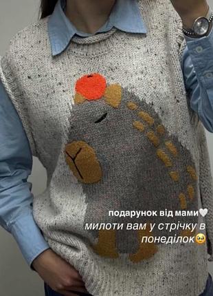Жилет жіночий в'язаний з капібарою