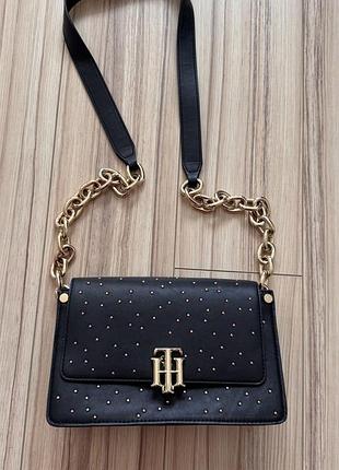 Сумка жіноча tommy hilfiger чорна з золотою фурнітурою с золотистой фурнитурой