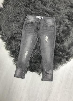 Модные узкие джинсы со стразами