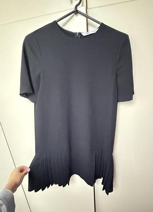 Коротка жіноча сукня zara чорна з плісированою оборкою