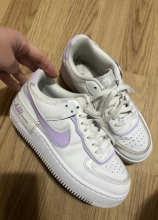 Кросівки жіночі nike air force 1 білі з бузковим