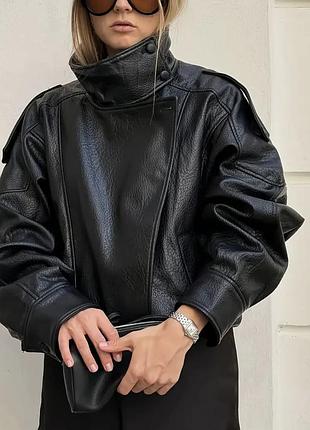 Чорна шкіряна куртка oversize з коміром стійкою