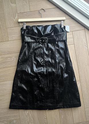 Коротка жіноча сукня з екошкіри bershka