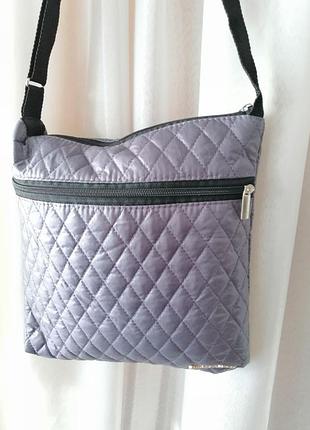 Стуганная сумка crossbody на длинную регулируемую ручку несколько отделений высота 30 см ширина 29 см цвет немного перламутровый