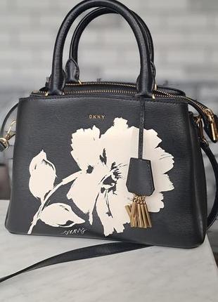Черная кожаная женская сумка бренда dkny с цветочным принтом – модель dkny paige-floral print-med satchel