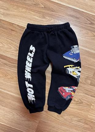 Zara hot wheels спортивні штани джогери для хлопчика, чорні з машинками, на флісі на 5 р