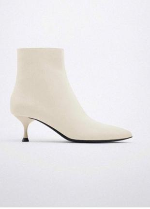 Жіночі ботильйони zara бежеві( екрю) , розмір 38, довжина устілки 24.5-24.7 см, екошкіра