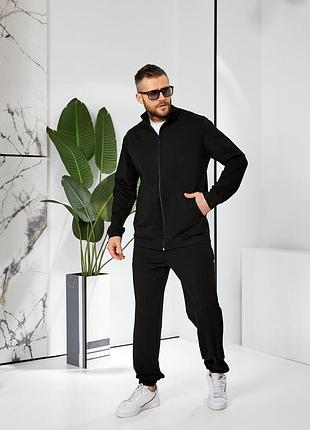 Чоловічий спортивний костюм