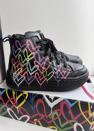 Черевики для дівчинки skechers чорні з різнокольоровими серцями