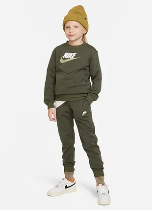 Спортивний костюм для хлопчиків nike k nsw tracksuit poly crew hbr кольору хакі