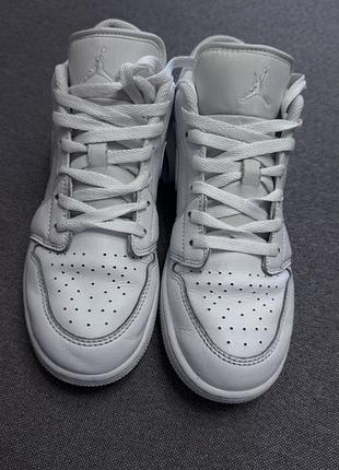 Кросівки унісекс nike jordan 1 low білі