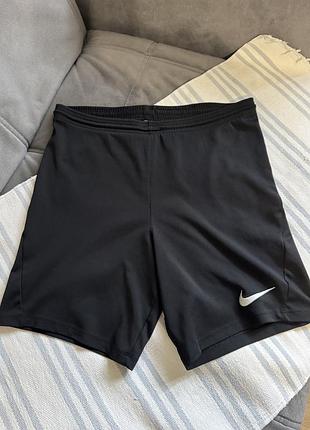 Легкі спортивні чоловічі шорти від бренду nike