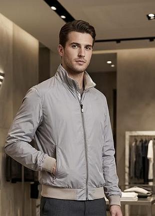 Чоловіча легка куртка emporio armani в розмірі м виготовлена з полієстру в сірому кольорі
