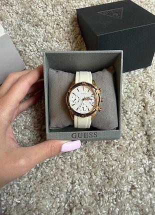 Жіночий годинник guess з білим ремінцем та золотистим корпусом