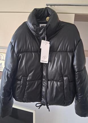 Куртка жіноча bershka чорна 2