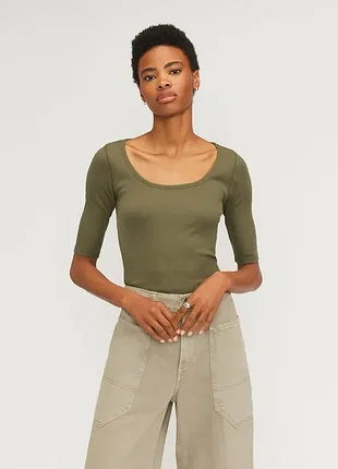Базова футболка everlane the pima micro-rib scoop-neck tee,  оливково-зелений колір kalamata, xs
