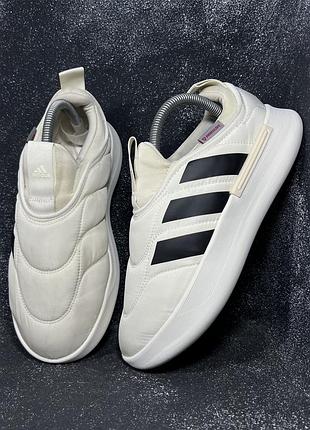 Зимові жіночі утеплені білі кросівки adidas adipuff primaloft