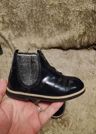 Продам детские лаковые ботинки бренда zara,23 размер.