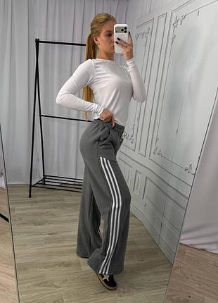 Женские спортивные теплые флисовые широкие брюки с лампасами серые