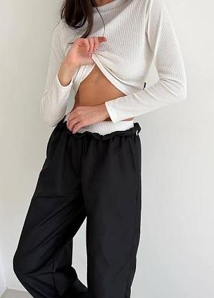 Стильний костюм сучасної вуличної моди (streetwear), що поєднує комфорт, легкий оверсайз та мінімалістичні елементи