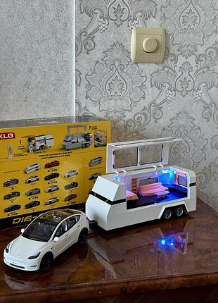 Металева машина тесла модель y з трейлером