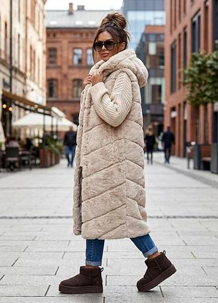 длинный теплый жилет из эко-меха с капюшоном • светло-бежевый • one size (42-46)