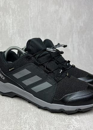 Трекінгові кросівки adidas terrex з технологією gore-tex.