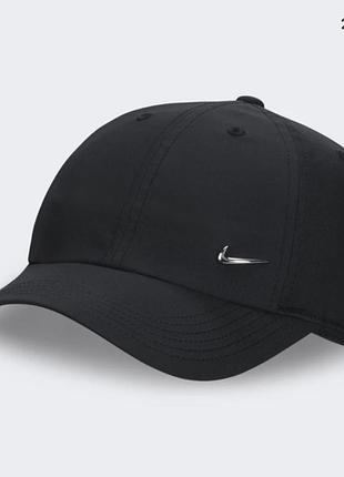 Черная кепка nike с металлическим логотипом swoosh (галочкой)