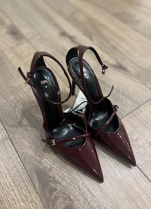 Жіночі туфлі zara лаковані бордові