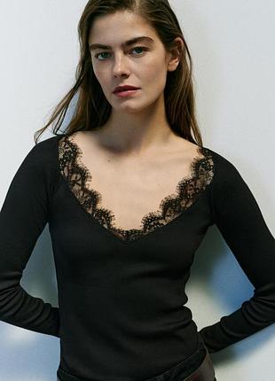 Лонгслив с кружевом из актуальной коллекции zara