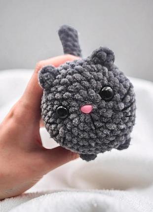 Вязаная игрушка котик плюшка ручной работы