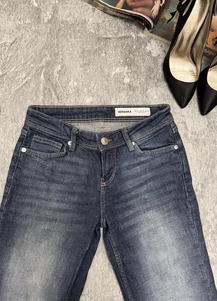 Джинси bootcut на низькій посадці bershka
