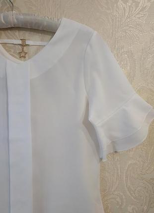 Біла блуза з зірочкою на спині