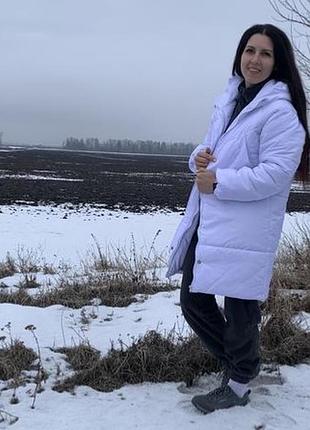 Жіночий подовжений теплий пуховик білого кольору