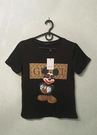 Черная футболка с принтом gucci