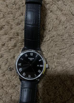 Наручний годинник tissot з чорним шкіряним ремінцем