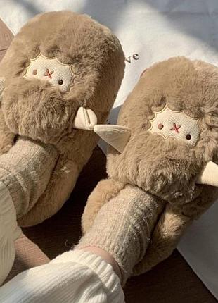 Тапки нові
дуже гарні, м'якенькі тапки у вигляді милої овечки
розмір 38-39 на ногу 24-25см