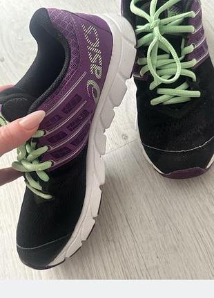 Кросівки жіночі asics чорно-фіолетові з салатовими шнурками