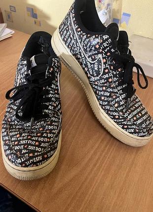 Кросівки унісекс nike air force 1 чорні з білим принтом