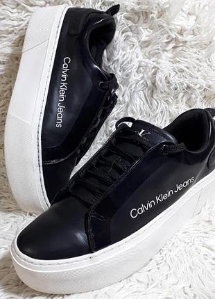 Суперові оригінальні кросівки на широкій підошві calvin klein розмір 41