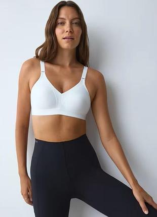 Спортивный бюстгальтер средней поддержки без косточек triaction by triumph wellness