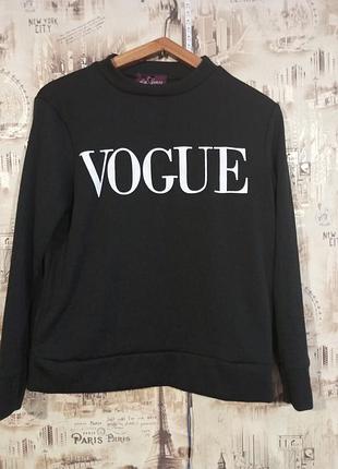 Чорний жіночий світшот (батнік) із білим написом «vogue» на грудях.